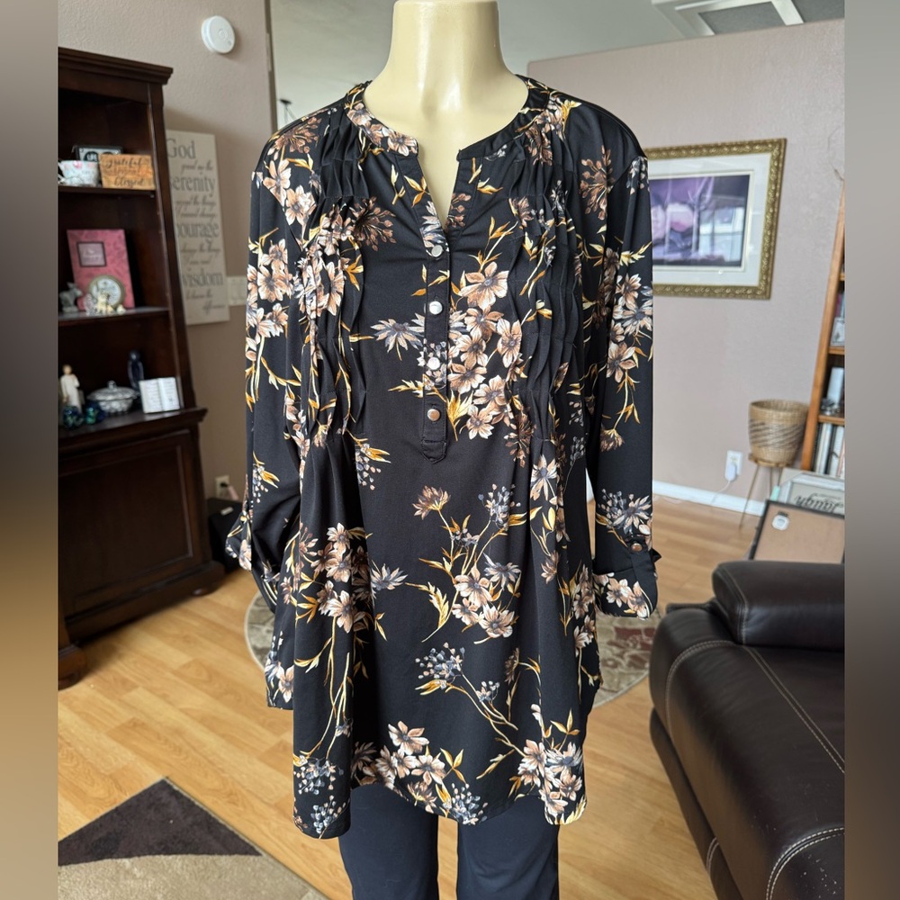 Avenue floral 3/4 roll tab sleeves Vneck blouse-size 18/20